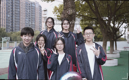 记分牌上，红队123比蓝队117，还剩2分钟。